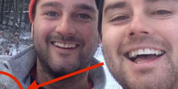 Δύο αδέλφια έβγαλαν μια selfie. Μόλις την δείτε ολόκληρη θα παγώσετε!