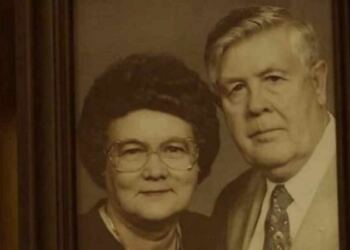 Αυτή η γιαγιά πέθανε μετά από 67 χρόνια γάμου – Όταν ο σύζυγός της ανοίγει έναν παλιό τηλεφωνικό κατάλογο, ανακαλύπτει κάτι συγκλονιστικό!