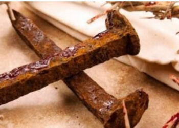 Ο Σταυρός, Το Στεφάνι Και Τα Καρφιά Του Χριστού Σώζονται Μέχρι Σήμερα