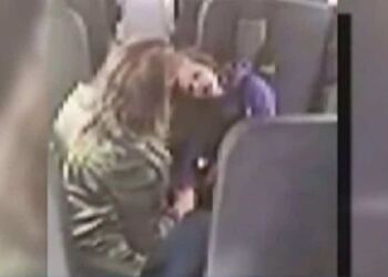 Βοηθός λεωφορείου δεν είχε καταλάβει πως η κρυφή κάμερα την κατέγραφε – Μόλις δείτε τι έκανε στο παιδί, θα ανατριχιάσετε…