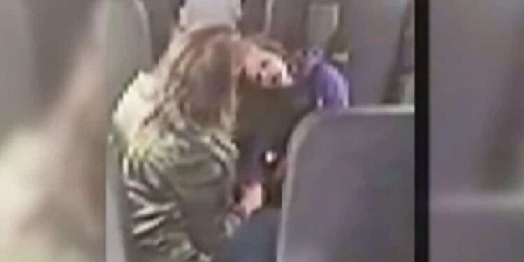 Βοηθός λεωφορείου δεν είχε καταλάβει πως η κρυφή κάμερα την κατέγραφε – Μόλις δείτε τι έκανε στο παιδί, θα ανατριχιάσετε…