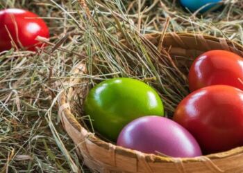 Καμία αστοχία στο βάψιμο αυγών: 4 μυστικά για να βγουν κόκκινα – Το κόλπο για να μη λερώνονται τα χέρια