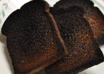 Μια γυναίκα πρόσφερε στον άντρα της για δείπνο ένα καμένο τοστ. Διαβάστε τι της είπε