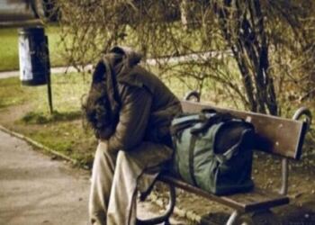 Παρατήρησε έναν άστεγο άντρα που ζητούσε φαγητό. Τότε, δεν ήξερε τι άνθρωπος ήταν.