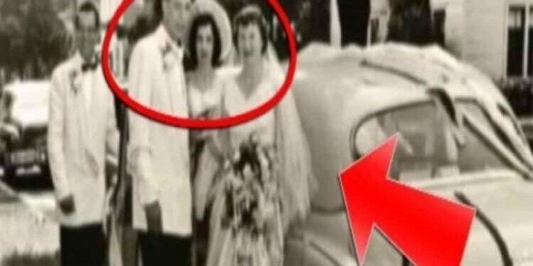 Άνδρας βλέπει το βίντεο γάμου των γονιών του – Όταν ξαφνικά παρατηρεί μια περίεργη λεπτομέρεια μένει άφωνος!