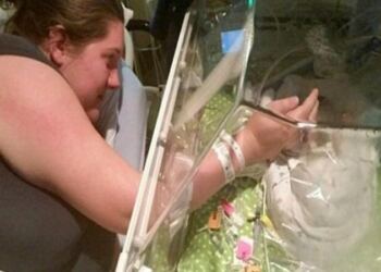 Μητέρα απλώνει το χέρι της και κρατάει το χεράκι του ετοιμοθάνατου μωρού της – Μέσα της όμως κρύβει ένα ακόμη μυστικό