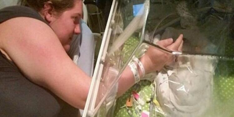 Μητέρα απλώνει το χέρι της και κρατάει το χεράκι του ετοιμοθάνατου μωρού της – Μέσα της όμως κρύβει ένα ακόμη μυστικό