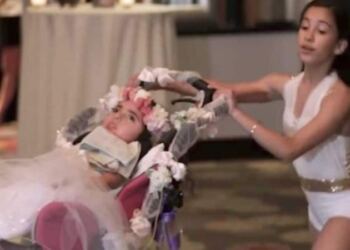 Άνδρας βλέπει το βίντεο γάμου των γονιών του – Όταν ξαφνικά παρατηρεί μια περίεργη λεπτομέρεια μένει άφωνος!