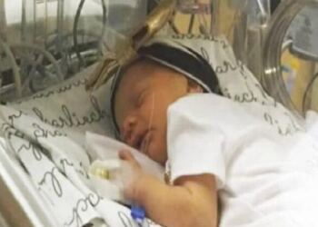 Η Νοσοκόμα βάζει μια Κάμερα στην Θερμοκοιτίδα του Μωρού. Μόλις ο Μπαμπάς βλέπει το Βίντεο ξεσπάει σε Λυγμούς!