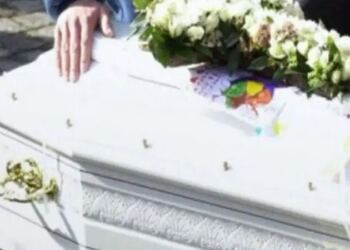 Επέμενε να δει το μωρό της για τελευταία φορά: Όταν άνοιξε το φέρετρο τα είδε όλα..