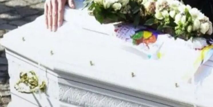 Επέμενε να δει το μωρό της για τελευταία φορά: Όταν άνοιξε το φέρετρο τα είδε όλα..