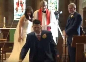Ο ιερέας ήταν έτοιμος να αρχίσει το μυστήριο του γάμου και ο γαμπρός έφυγε τρέχοντας από την εκκλησία για τον πιο απίστευτο λόγο!