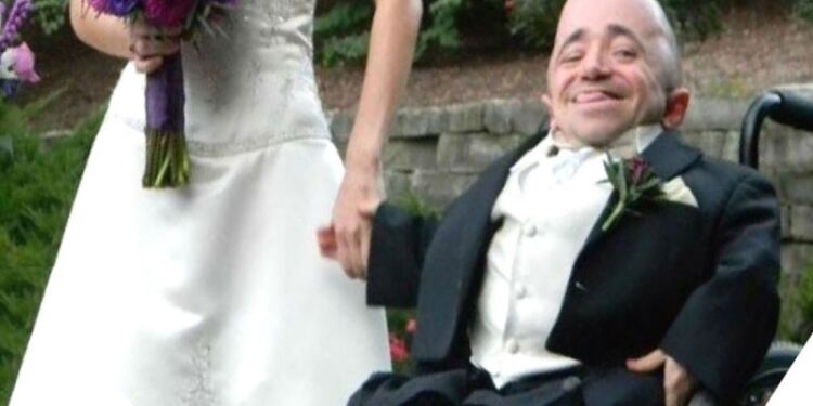 Ένας γαμπρός δημοσίευσε φωτογραφία από τον γάμο αλλά όλοι θαυμάζουν την νύφη- Μόλις την δείτε ολόκληρη θα καταλάβετε