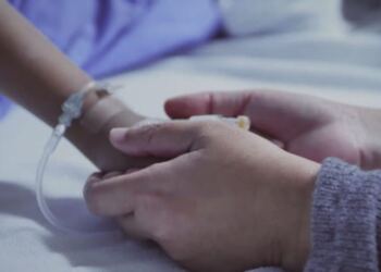 Μια μάνα νόμιζε ότι έχασε για πάντα τον γιο της – Μέχρι που βρήκε ένα χαρτάκι στο παντελόνι του