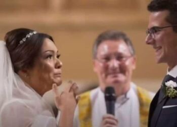 Γαμπρός κρατούσε για έκπληξη τα παρανυφάκια του γάμου τους – Μόλις τα είδε η νύφη έβαλε τα κλάματα!