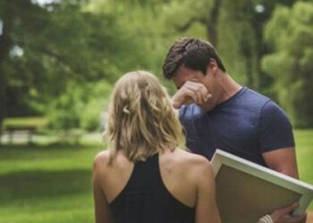 26χρονη έγκυος εμφανίστηκε μπροστά στον άντρα της με έναν πίνακα – Λίγα λεπτά μετά εκείνος ξέσπασε σε κλάματα