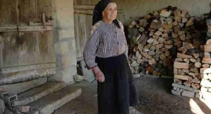 Τα 8 ψέματα της πάμφτωχης μάνας μου