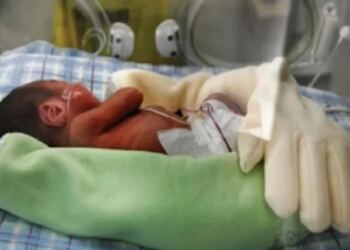 Άφησε ένα χειρουργικό Γάντι στην Θερμοκοιτίδα του εφταμηνίτικου Μωρού της. Όταν οι Νοσοκόμες έμαθαν τον λόγο, τα έχασαν!