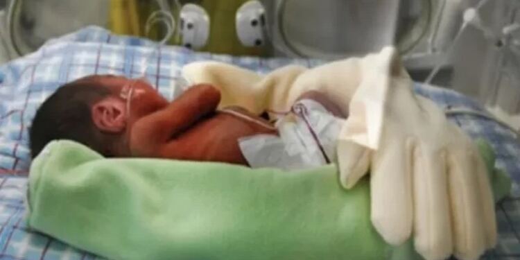 Άφησε ένα χειρουργικό Γάντι στην Θερμοκοιτίδα του εφταμηνίτικου Μωρού της. Όταν οι Νοσοκόμες έμαθαν τον λόγο, τα έχασαν!