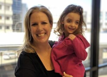 Νοσηλεύτρια υιοθετεί κοριτσάκι που αγάπησε με μια ματιά. Δεν το επισκεπτόταν κανείς στο νοσοκομείο