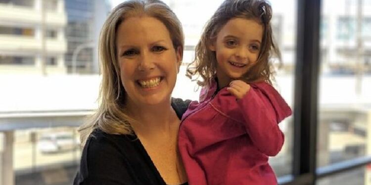 Νοσηλεύτρια υιοθετεί κοριτσάκι που αγάπησε με μια ματιά. Δεν το επισκεπτόταν κανείς στο νοσοκομείο