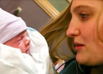 Ζευγάρι Υιοθετεί Νεογέννητο Παιδί Αλλά Μόλις Ο Πατέρας Κοιτάει Προσεκτικά Την Φυσική Του Μητέρα πρόσεξε κάτι περίεργο.