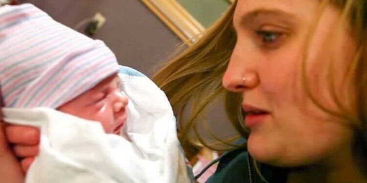 Ζευγάρι Υιοθετεί Νεογέννητο Παιδί Αλλά Μόλις Ο Πατέρας Κοιτάει Προσεκτικά Την Φυσική Του Μητέρα πρόσεξε κάτι περίεργο.