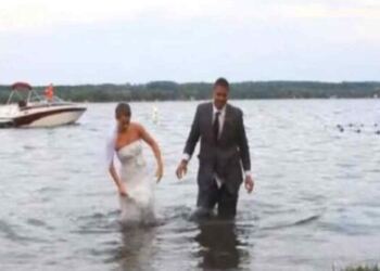 Αυτή η νύφη και ο γαμπρός βγαίνουν από το νερό – Προσέξτε τώρα το νυφικό της