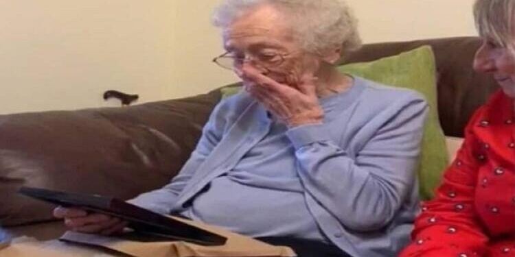 93χρονη γιαγιά ξέσπασε σε κλάματα όταν είδε φωτογραφία του νεκρού άνδρα της – Αυτό που αντίκρισε όμως…