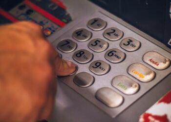 Κάνει τον γύρο του διαδικτύου: 19χρονος πάτησε αυτό στο ΑΤΜ και δευτερόλεπτα μετά είδε 123.000 ευρώ δίπλα του!