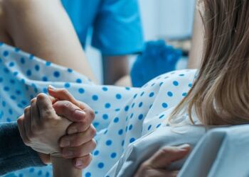 Μια μητέρα την ώρα της γέννας αντιλήφθηκε ότι ο γιατρός δεν συμπεριφερόταν φυσιολογικά…Όταν είδε τα πόδια του ΓΙΑΤΡΟΥ , τα έχασε!