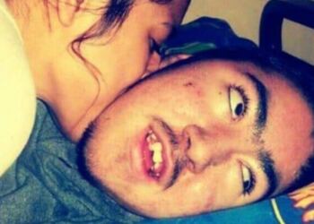 Στα 25 της, υιοθέτησε ένα παιδί με αναπηρίες. Όταν του έκανε το πρώτο μπάνιο, ένιωσε ΚΑΤΙ ανατριχιαστικό στο κεφάλι του…