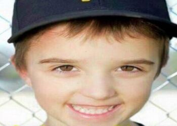 Ο Γιος Τους Πέθανε Παίζοντας Στο Χώμα! Όταν Γύρισαν Να Πάρουν Τα Ρούχα Για Την Κηδεία Του, Βρήκαν τον λόγο