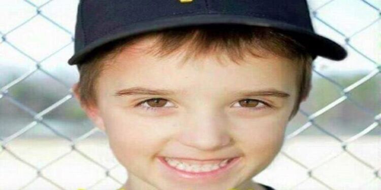 Ο Γιος Τους Πέθανε Παίζοντας Στο Χώμα! Όταν Γύρισαν Να Πάρουν Τα Ρούχα Για Την Κηδεία Του, Βρήκαν τον λόγο