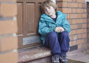 Ένα αγόρι χτύπησε μια πόρτα για να ζητήσει φαγητό. Αυτός που του άνοιξε όμως του έδωσε πολλά περισσότερα