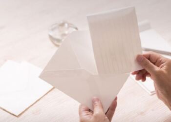 Ανακάλυψε ένα διπλωμένο χαρτί σε μια τσέπη από τα παντελόνια του οταν Μια μάνα έχασε τον γιο της