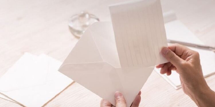 Ανακάλυψε ένα διπλωμένο χαρτί σε μια τσέπη από τα παντελόνια του οταν Μια μάνα έχασε τον γιο της