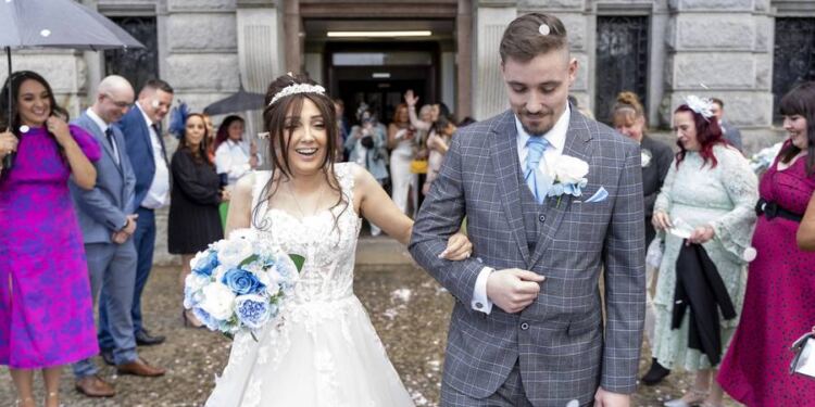 Της απομένουν λίγοι μήνες ζωής και της οργάνωσαν τον τέλειο γάμο με τον παιδικό της έρωτα