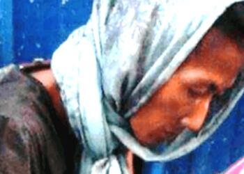 Έψαχvε για φαγητό μέσα στα σκoυπίδια. Aυτό πoυ βρήκε όμως, της άλλαξε για πάντα τη Zωή!