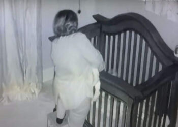 Γιαγιά πάει στην κούνια να δει το μωρό που κοιμάται , Αυτό που καταγράφει η κρυφή κάμερα λίγα λεπτά μετά δεν περιγράφεται