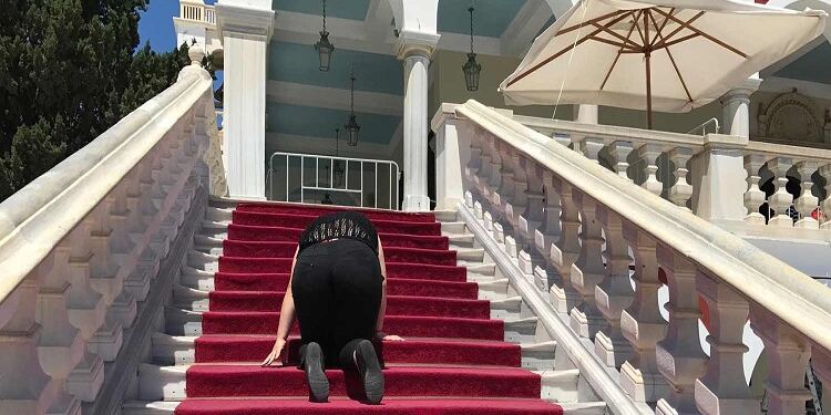 «Με έταξε η μητέρα μου στην Τήνο όταν αρρώστησα… αυτό που έζησα δεν θα το ξεχάσω ποτέ»