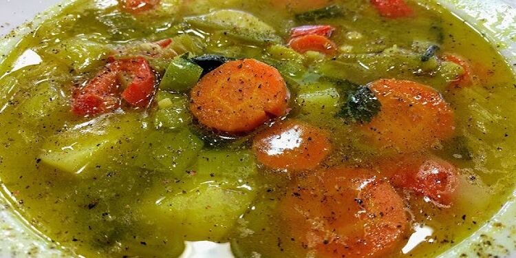 Συνταγή για την μαγική σούπα που χάνεις πολλά κιλά. Με αυτήν την μαγική σούπα αποτοξίνωσης, θα χάσεις τα περιττά κιλά σου.