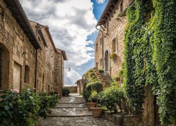 Καθώς περπατούσε Βρήκε 10.600 ευρώ μέσα σε ένα φάκελο σε ένα πάρκινγκ..Την επόμενη μέρα δέχθηκε ένα καθοριστικό τηλεφώνημα!