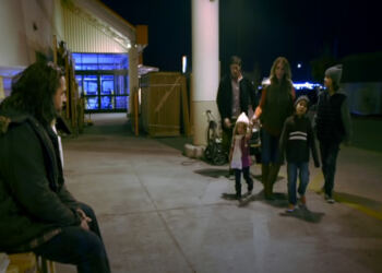 Μια Οικογένεια προσπερνά έναν άστεγο, Αυτό που θα του κάνει ο πατέρας αλλάζει τις ζωές τους για Πάντα. Κοιν