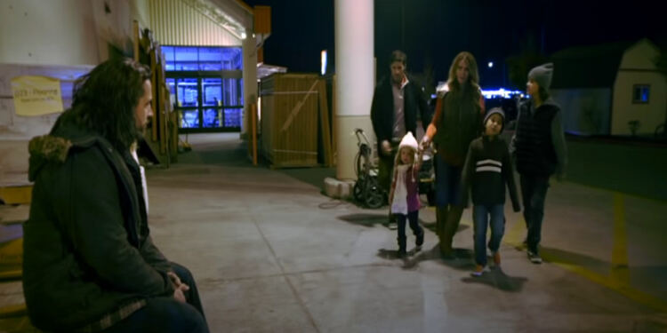 Μια Οικογένεια προσπερνά έναν άστεγο, Αυτό που θα του κάνει ο πατέρας αλλάζει τις ζωές τους για Πάντα. Κοιν
