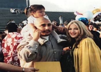 Μικρό κορίτσι ποζάρει με τους νεαρούς γονείς της – 17 Χρόνια αργότερα, κοιτά πιο προσεκτικά τη φωτογραφία και παθαίνει πλάκα