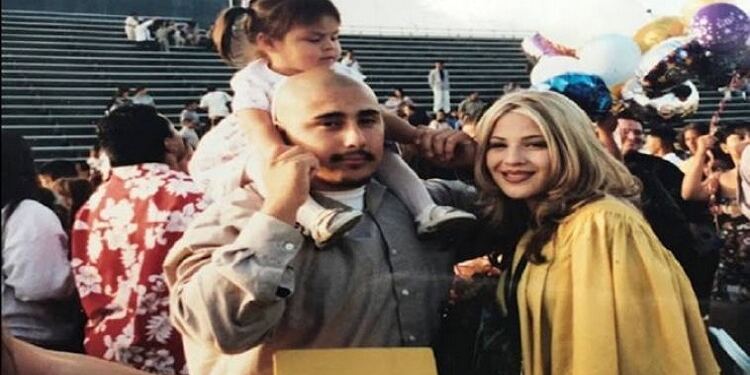 Μικρό κορίτσι ποζάρει με τους νεαρούς γονείς της – 17 Χρόνια αργότερα, κοιτά πιο προσεκτικά τη φωτογραφία και παθαίνει πλάκα