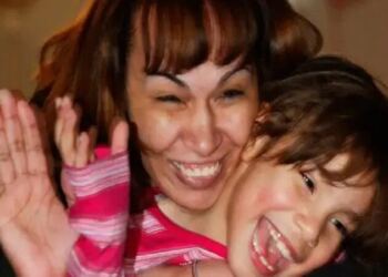 Αληθινή ιστορία: Όλοι πίστευαν πως είχε “χαθεί” στη φωτιά – Μητέρα ξαναβρήκε την κόρη της 6 χρόνια μετά σε ένα