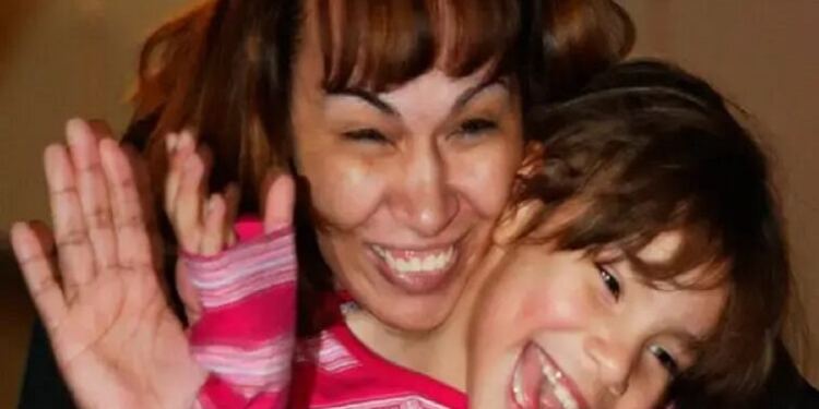 Αληθινή ιστορία: Όλοι πίστευαν πως είχε “χαθεί” στη φωτιά – Μητέρα ξαναβρήκε την κόρη της 6 χρόνια μετά σε ένα