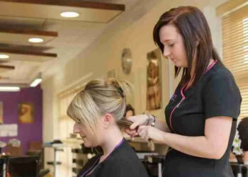 Μια κομμώτρια μίλησε με αγένεια σε μια πελάτισσα. Δείτε πως της απάντησε